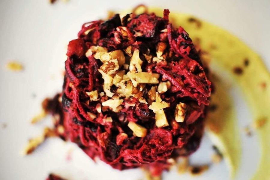 Burokėlių mišrainė su slyvomis ir vegan majonezu.