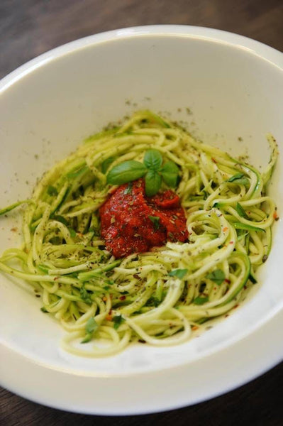 CUKINIJŲ MAKARONAI SPAGHETTI SU NAMINIU POMIDORŲ PADAŽU.